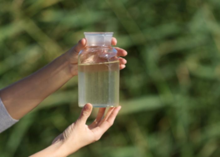 Toxicinas e Poluentes Trabalhamos com métodos eficazes para a Identificação de poluentes, toxinas e impurezas que prejudicam a saúde capilar, prevenindo a queda, alopecia e cuidando da saúde capilar completa.