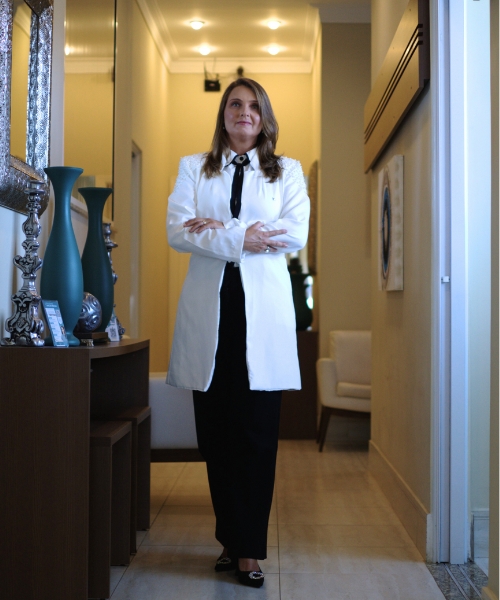 Doutora Elizete Kaffer Dermatologista com mais de 20 anos de experiência, é especialista em tricologia, tratando queda de cabelo, alopecia e distúrbios capilares.